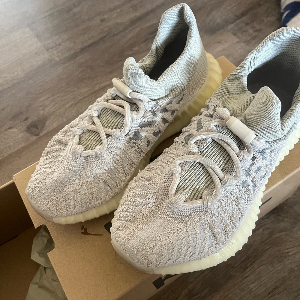 Yeezy 350 V2